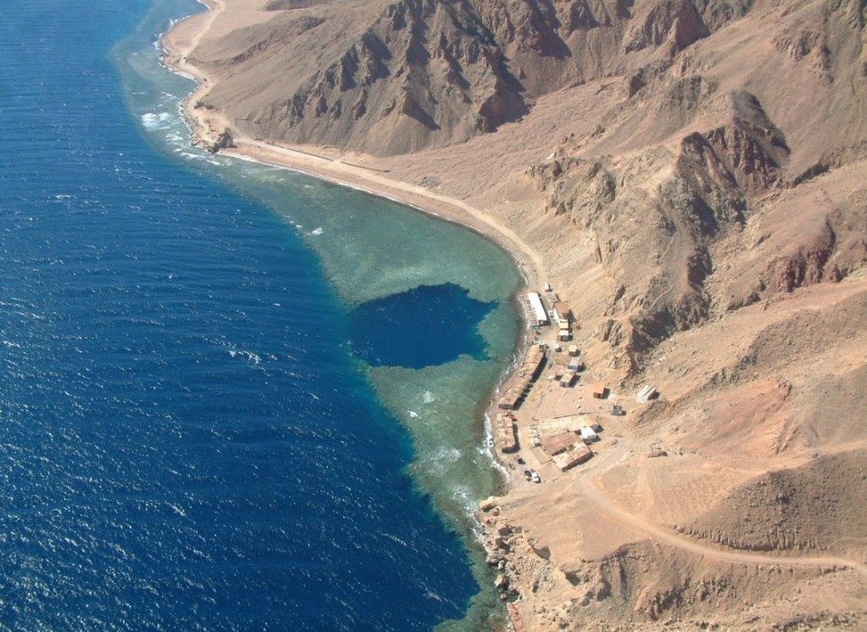 Dragon Hole na Morzu Południowochińskim, Great Blue Hole w Belize, Dean's Blue Hole na Bahamach, Great Barrier Reef w Australii i Blue Hole w Zatoce Akaba