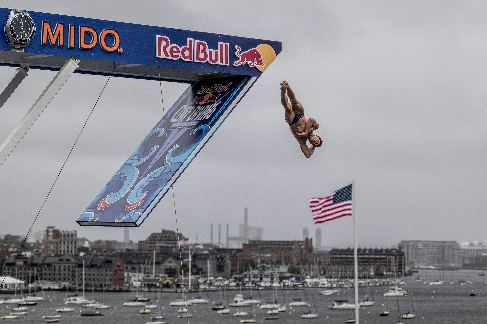 Constantin Popovici z Rumunii nurkuje z 27,5-metrowej platformy podczas ostatniego dnia zawodów pierwszego przystanku Red Bull Cliff Diving World Series w Bostonie, USA, 3 czerwca 2023 r. // Dean Treml / Red Bull Content Pool // SI202306030652 / / Wykorzystanie wyłącznie do celów redakcyjnych //