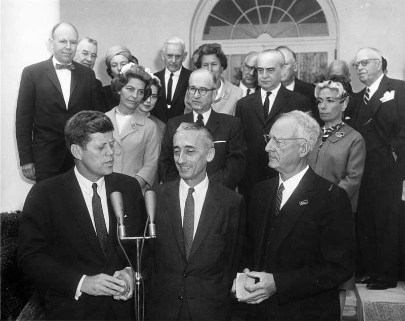 Wikipedia. Kolekcja: Fotografie Białego Domu. Plik dzięki uprzejmości Biblioteki i Muzeum Prezydenckiego Johna F. Kennedy'ego w Bostonie