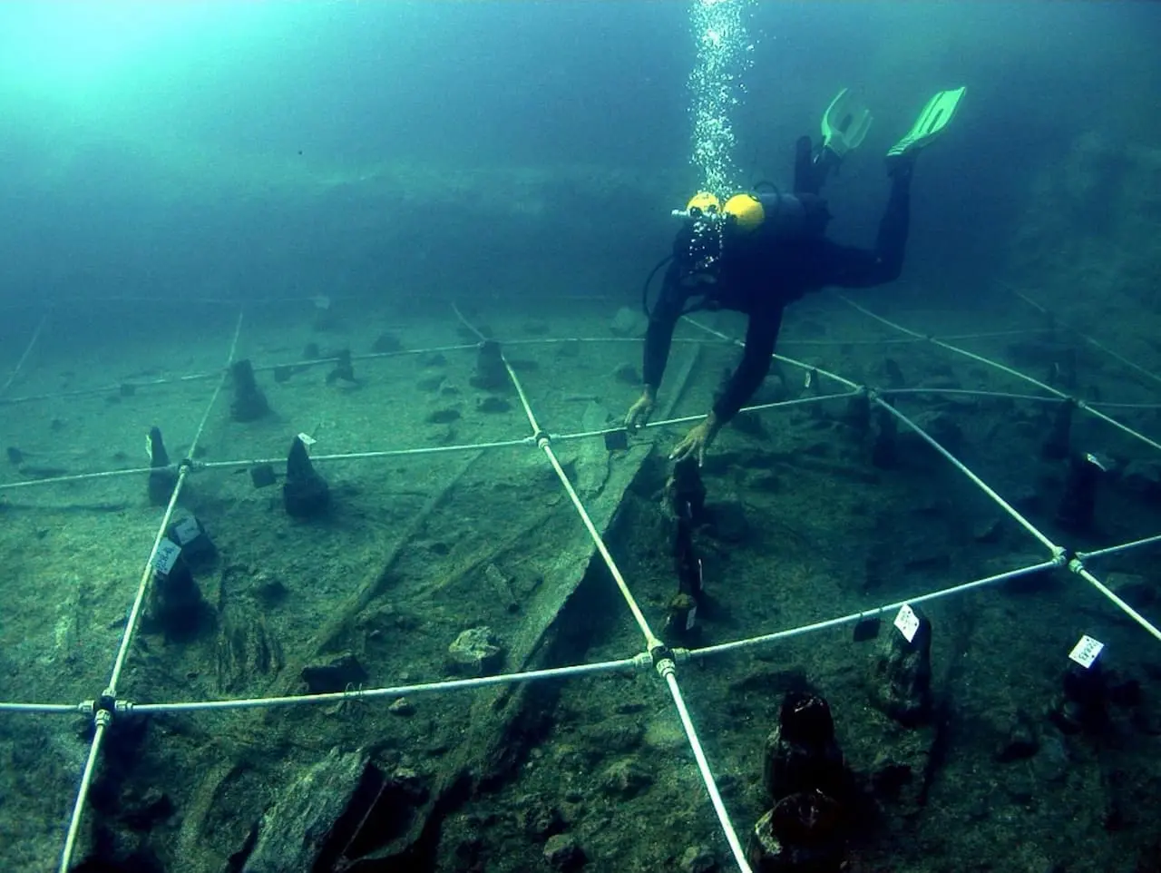 Podwodna wioska neolitu i tajemnica drewnianych łuków
