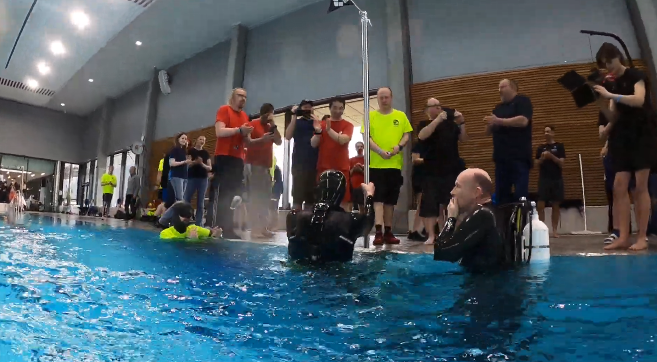 Freediver pobija rekord Guinnessa w chodzeniu pod wodą