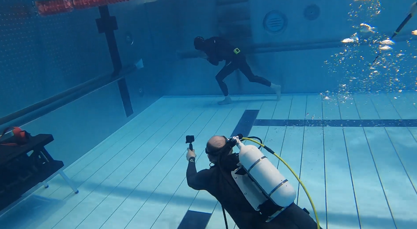 Freediver pobija rekord Guinnessa w chodzeniu pod wodą