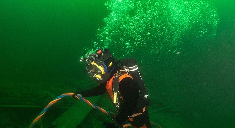 Nurek przy wraku na dnie Bałtyku