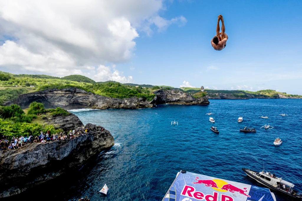 Aidan Heslop
Aidan Heslop z Wielkiej Brytanii skacze z 27-metrowej platformy w Broken Beach podczas pierwszego przystanku Red Bull Cliff Diving World Series na Bali w Indonezji, 22 maja 2026 r.