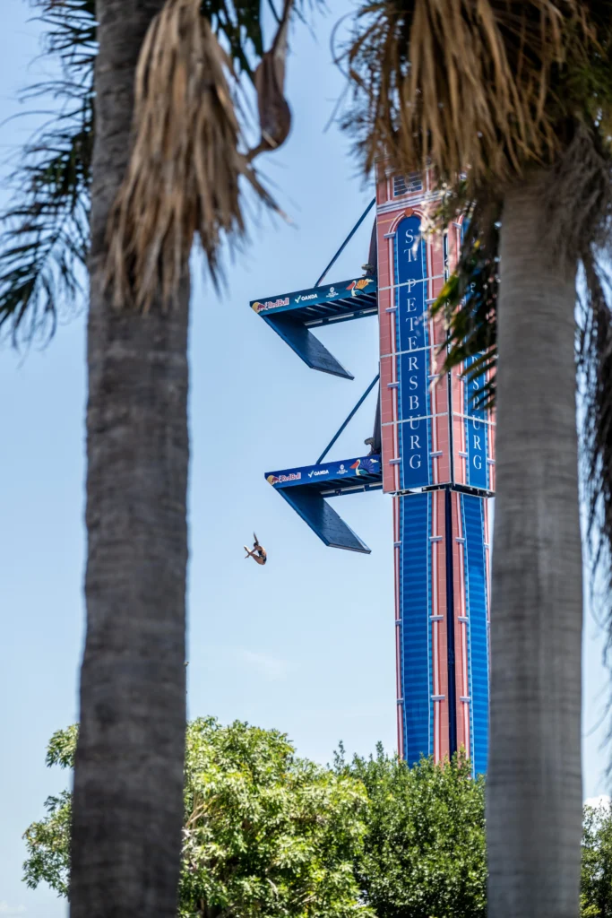 Kaylea Arnett
Kaylea Arnett z USA skacze z 21-metrowej platformy podczas drugiego dnia zawodów drugiego etapu Red Bull Cliff Diving World Series w St. Petersburgu w USA, 5 czerwca 2026 r.