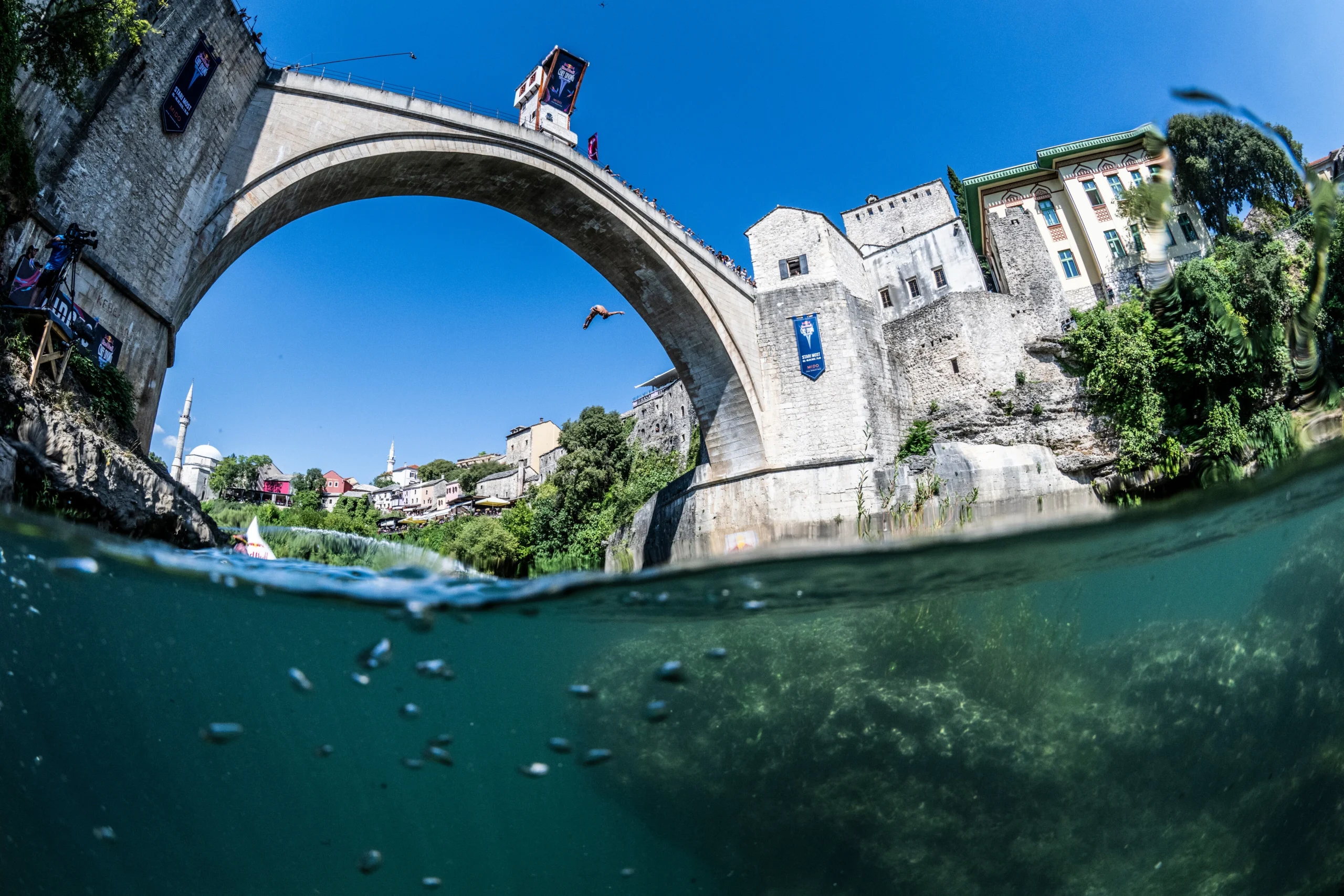 Constantin Popovici Rumun Constantin Popovici skacze z platformy o wysokości 27,5 metra na Starym Moście podczas drugiego dnia zawodów trzeciego etapu Red Bull Cliff Diving World Series w Mostarze w Bośni i Hercegowinie, 5 września 2025 r.
