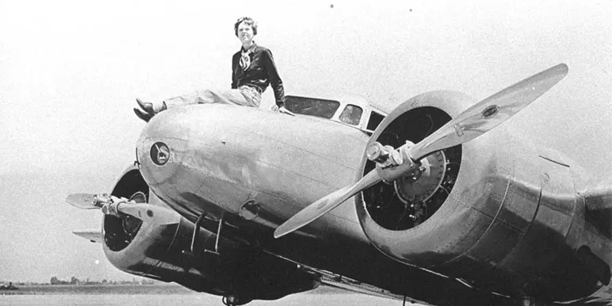 Amelia Earhart i Lockheed Electra 10-E Amelia Earhart przy Lockheedzie Electra 10-E, samolocie, którym w 1937 roku podjęła próbę lotu dookoła świata.