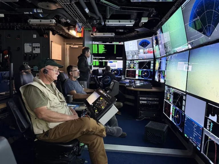 Zespół badawczy monitoruje przebieg ekspedycji i dane zbierane przez podwodny pojazd podczas badań głębinowych.
Źródło: MBARI (Monterey Bay Aquarium Research Institute)