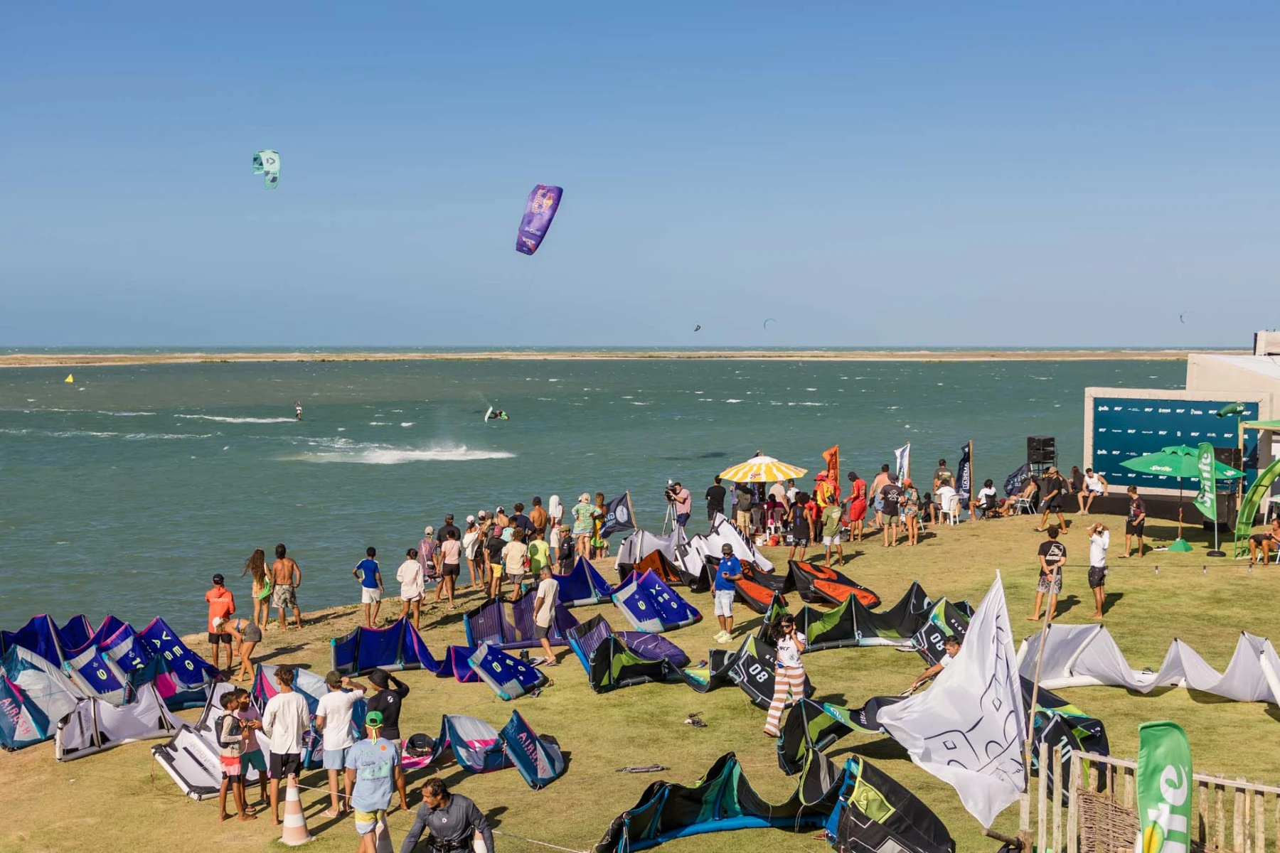 Finał GKA Freestyle Kite World Cup 2026 na wodach Ilha do Guajiru w Brazylii. Ostatnie zawody sezonu przyciągnęły czołowych zawodników światowego freestyle'u. W klasyfikacji generalnej kobiet trzecie miejsce zajęła Polka Martyna Konkel, ustępując jedynie Brunie Kajiyi i Claudii León. Fot. Svetlana Romantsova / GKA Kite World Tour (autorstwo do potwierdzenia).