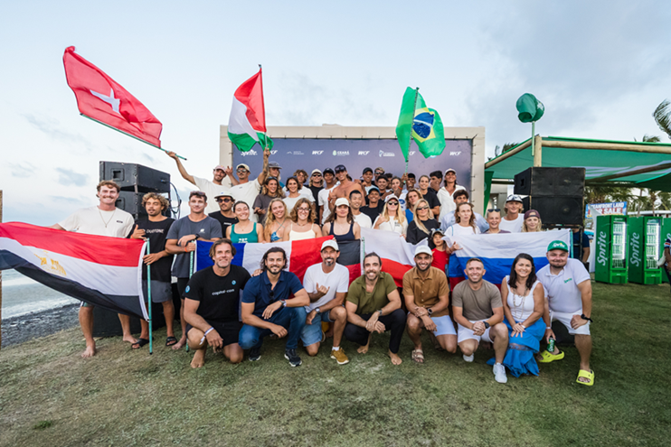 Uczestnicy finałowych zawodów GKA Freestyle Kite World Cup 2026 w Ilha do Guajiru w Brazylii. W rywalizacji kończącej sezon wystartowało 24 mężczyzn i 14 kobiet. Tytuły mistrzów świata zdobyli Maxime Chabloz ze Szwajcarii i Bruna Kajiya z Brazylii. Fot. Svetlana Romantsova / GKA Kite World Tour (autorstwo do potwierdzenia).