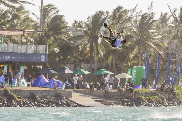 Fot. 2. Zawodnik wykonujący powietrzną ewolucję podczas finału GKA Freestyle Kite World Cup 2026 w Ilha do Guajiru. O zwycięstwie decydowały technika, trudność i jakość wykonanych trików. W finale mężczyzn triumfował Maxime Chabloz, wyprzedzając Karima Mahmouda i Anthara Raccę. Fot. Svetlana Romantsova / GKA Kite World Tour (autorstwo do potwierdzenia).
